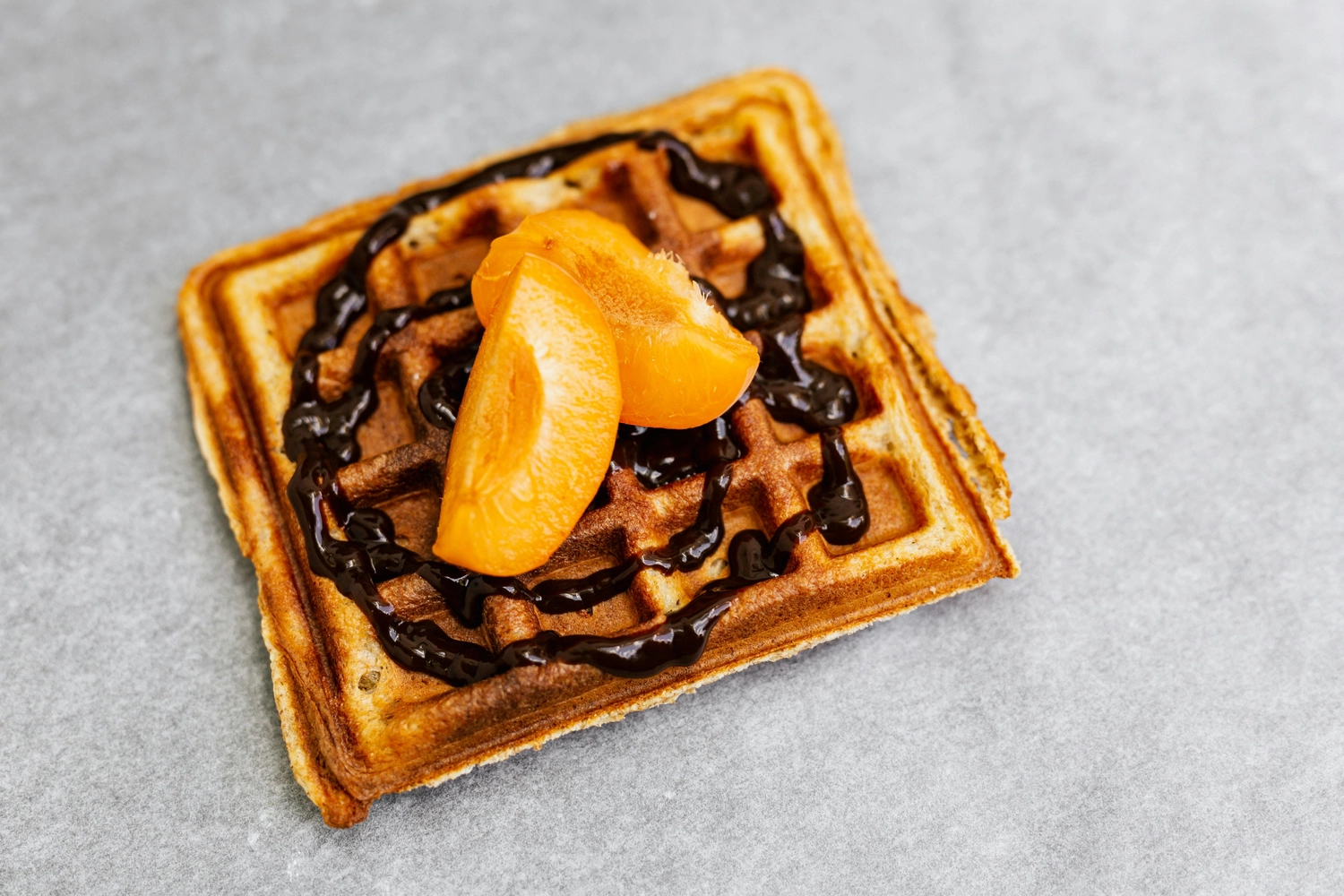 Cafe SweetUP - Handgemachte Waffeln & Kaffee - Bubblewaffeln Unser Highlight: luftig, großzügig und voller Möglichkeiten. Gefüllt mit Eis, frischen Früchten oder cremigen Toppings. Eine Waffel, die begeistert – schon beim ersten Anblick - Eis und Waffeln