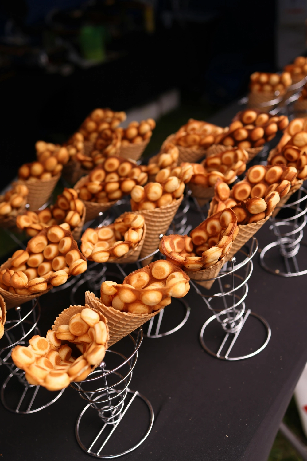 Cafe SweetUP - Handgemachte Waffeln & Kaffee - Bubblewaffeln Unser Highlight: luftig, großzügig und voller Möglichkeiten. Gefüllt mit Eis, frischen Früchten oder cremigen Toppings. Eine Waffel, die begeistert – schon beim ersten Anblick.